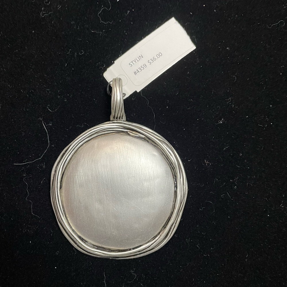 Premier Designs “Stylin” medallion #4359